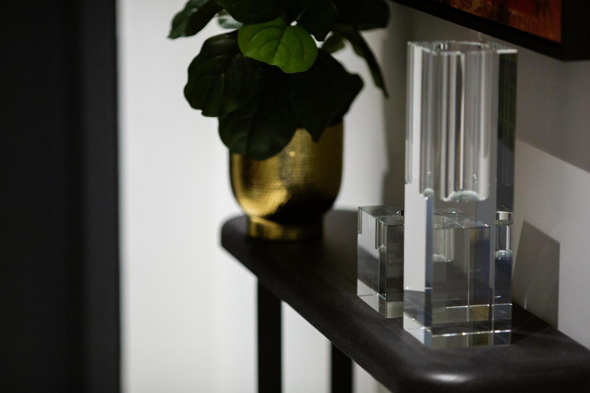 סידני One Global Resorts Green Square מראה חיצוני תמונה A vase and candle holder